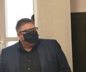 Proces małżeństwa oskarżonego o spowodowanie ciężkich obrażeń ciała po ataku psów