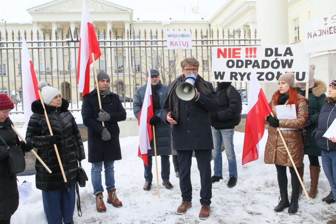 6500 ton toksycznych odpadów pod Warszawą. Mieszkańcy alarmują. „Żyjemy na tykającej bombie”