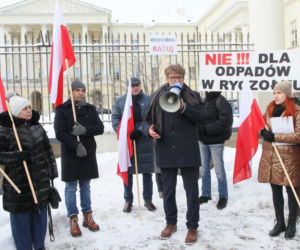 6500 ton toksycznych odpadów pod Warszawą. Mieszkańcy alarmują. „Żyjemy na tykającej bombie”