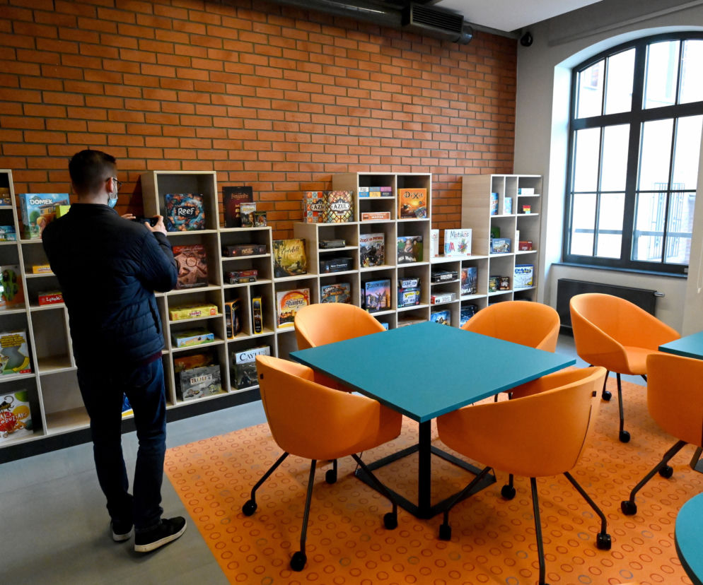  Filia nr 7 Miejskiej Biblioteki Publicznej na placu Matki Teresy w Szczecinie, 9 bm. Biblioteka powstała w XIX-wiecznym odrestaurowanym budynku przy pl. Matki Teresy z Kalkuty