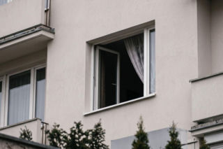 Horror w hotelu. Jacek spadł z telewizorem przywiązanym do szyi. Jest wyrok