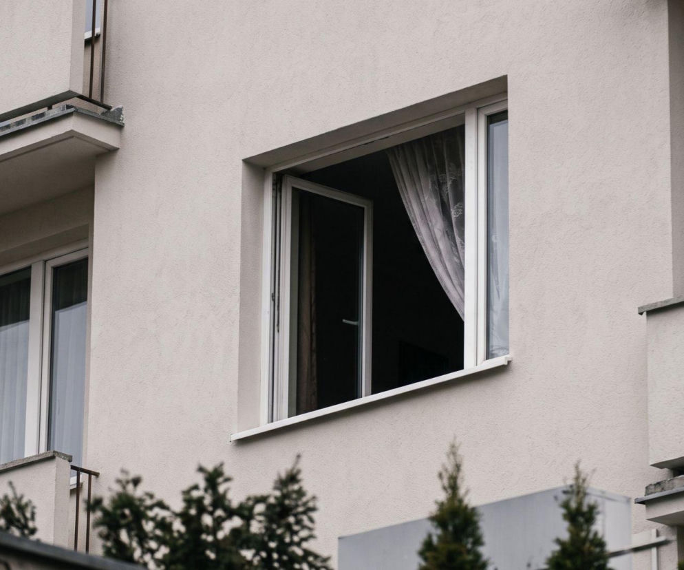 Horror w hotelu. Jacek spadł z telewizorem przywiązanym do szyi. Jest wyrok