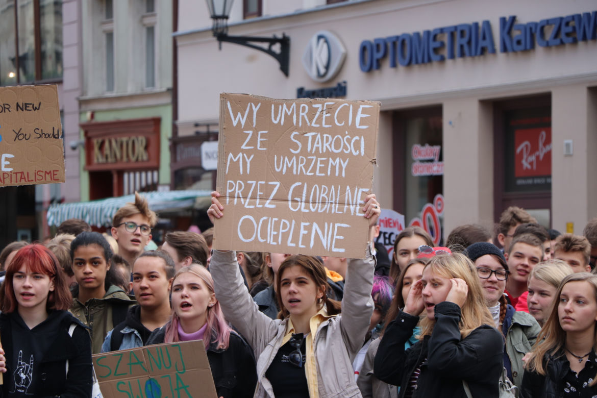 Młodzieżowy Strajk Klimatyczny w Toruniu. Protestowali przeciwko rządowi i korporacjom