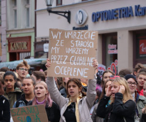 Młodzieżowy Strajk Klimatyczny w Toruniu. Protestowali przeciwko rządowi i korporacjom