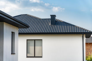 Blachodachówka bez tajemnic. Na co zwrócić uwagę przy zakupie pokrycia dachowego?