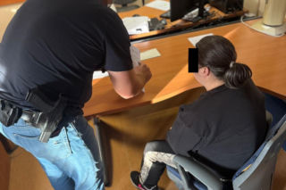 Spalone zwłoki w studzience ciepłowniczej. Matka i syn aresztowani