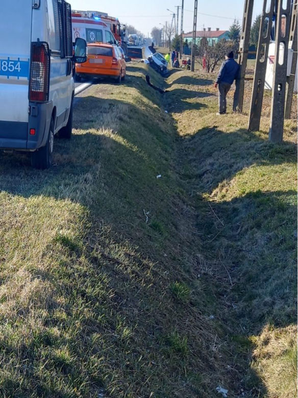 Koszmarny wypadek pod Gostyninem! Kilka osób rannych. 35-latka zabrał śmigłowiec. DK 60 zablokowana 