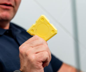 Jak poprawnie usunąć starą fugę i silikon oraz nałożyć nowy? Murator Remontuje