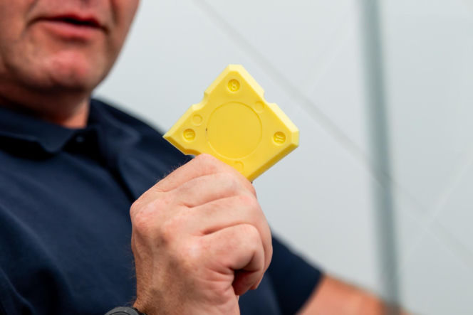 Jak poprawnie usunąć starą fugę i silikon oraz nałożyć nowy? Murator Remontuje