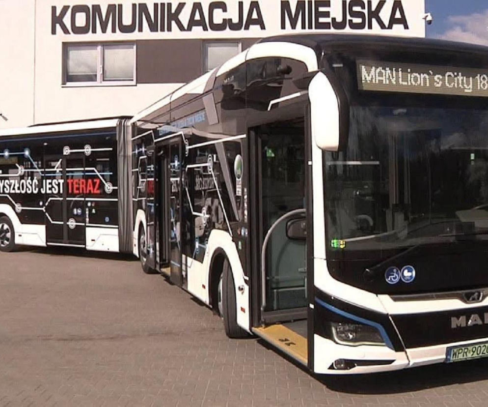 Biało-czarny autobus przegubowy MAN Lion’s City 18C przed budynkiem. O nowym pojeździe przeczytasz na Eska Starachowice.