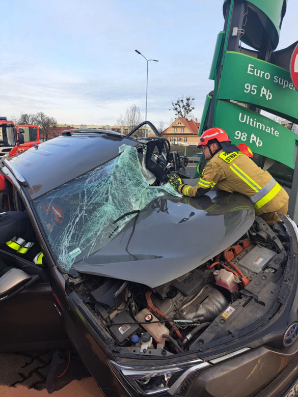 Roztrzaskał auto na stacji benzynowej. Zakleszczonego kierowcę wyciągali strażacy