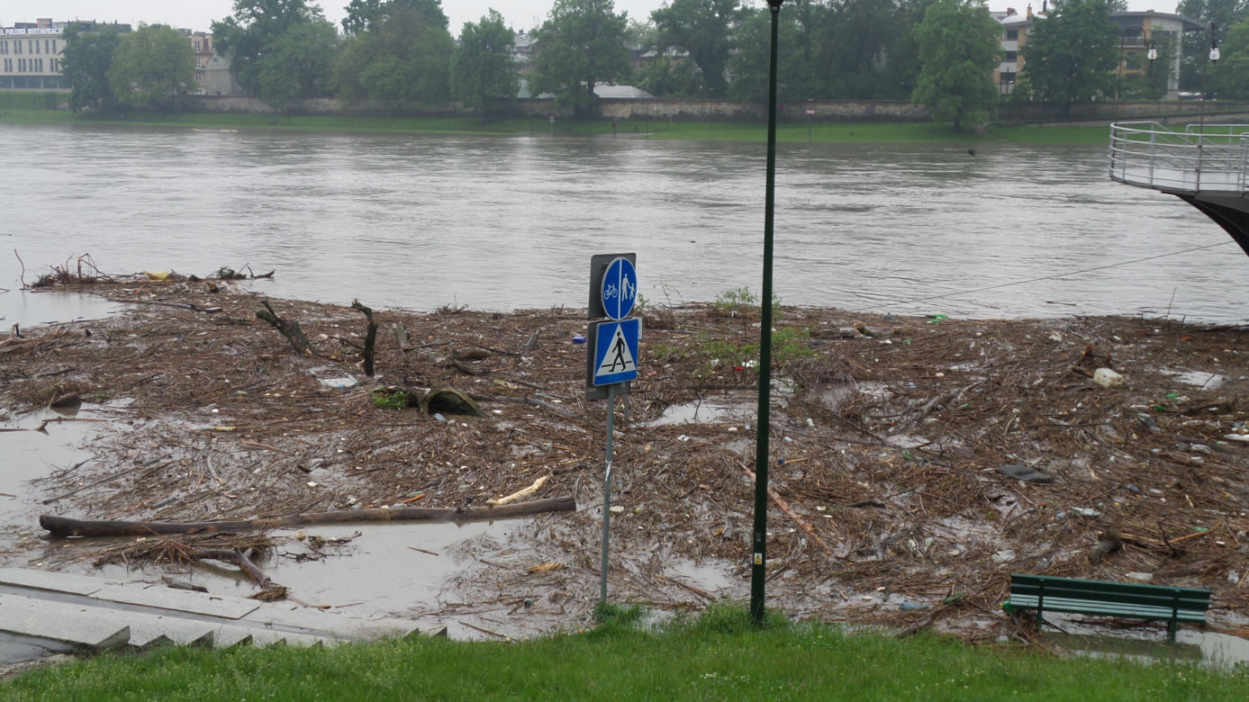 Powódź w Krakowie 24.05.2019: Fala kulminacyjna na Wiśle: zalane bulwary, "okropny widok"