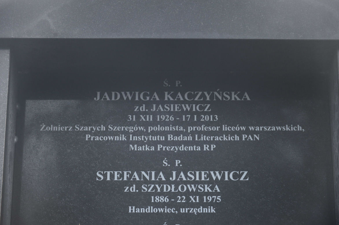 Tak wygląda grób ojca Kaczyńskich. Jest inny niż grób matki