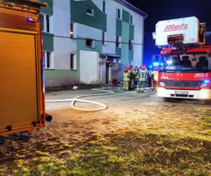 Nocny pożar w budynku w Toruniu. Cztery zastępy straży w akcji