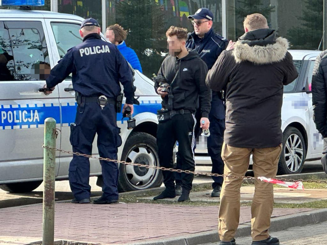 Szokujące sceny przy siedzibie Polsatu w Warszawie. Mężczyzna przyciągnął uwagę wszystkich przechodniów