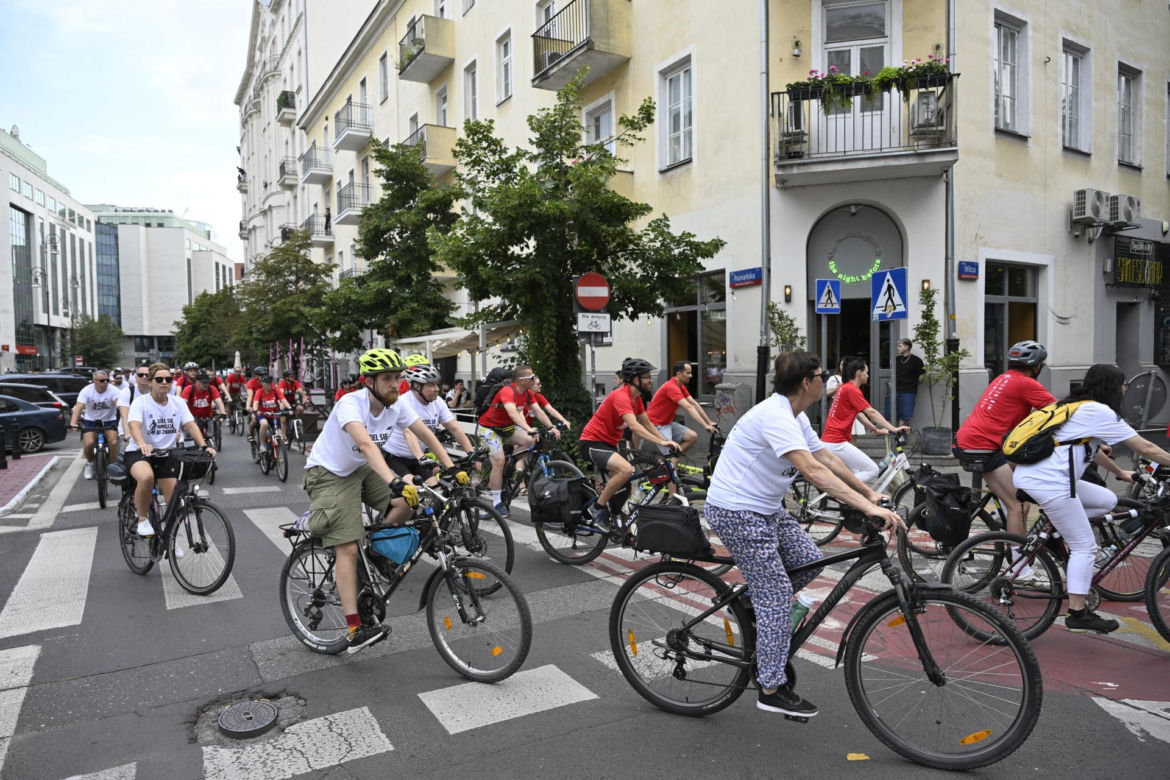 Biało-czerwonym peletonem rowerzyści uczcili Powstanie Warszawskie 
