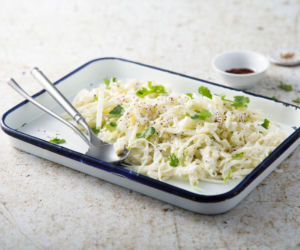 Ta genialna sałatka z selera i jabłka oczaruje smakiem. Jest pyszna, szybka i łatwa 