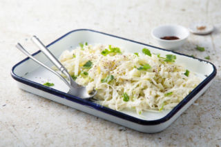 Ta genialna sałatka z selera i jabłka oczaruje smakiem. Jest pyszna, szybka i łatwa 