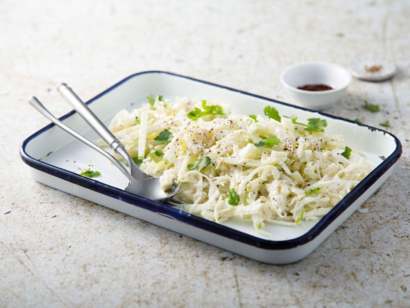 Ta genialna sałatka z selera i jabłka oczaruje smakiem. Jest pyszna, szybka i łatwa 