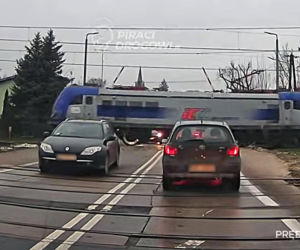 Sekundy od tragedii na przejeździe pod Bydgoszczą. Pociąg pędził między samochodami!