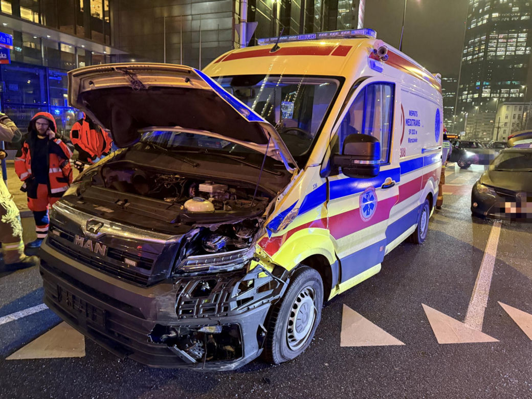 Wypadek karetki na rondzie ONZ w Warszawie. Ambulans zderzył się z taksówką "na aplikację"