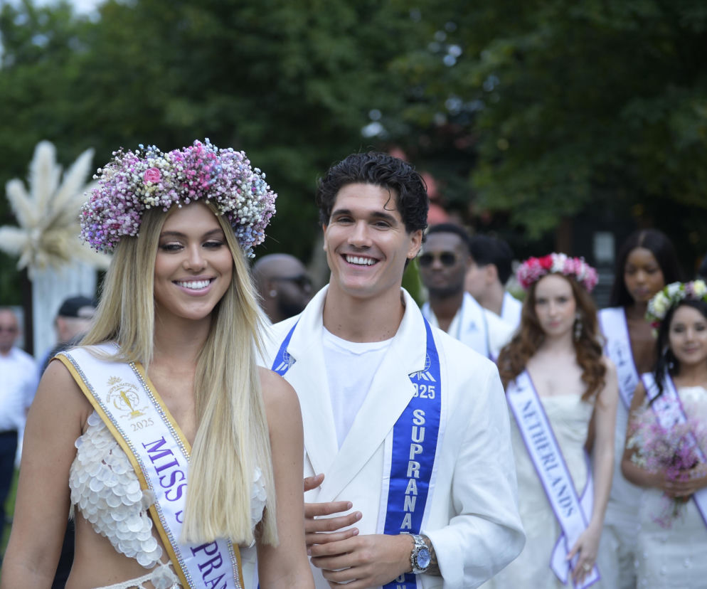 Uśmiechnięta Miss Supranational w kwiatowym wianku i Mister Supranational w białym garniturze. Szczegóły gali w serwisie Eska.