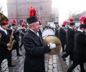 Barbórka 2025. Pobudka górnicza na Nikiszowcu w wykonaniu Orkiestry Wieczorek