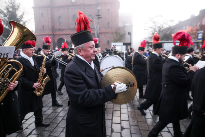 Barbórka 2025. Pobudka górnicza na Nikiszowcu w wykonaniu Orkiestry Wieczorek