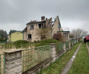 Pożar w Jemielnicy przy ul. Szkolnej. W środku zwęglone ciało i butle z gazem [ZDJĘCIA]