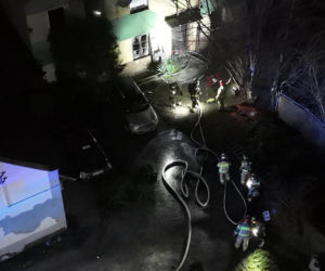 Pożar w Pruszkowie. Spłonęło mieszkanie, jedna osoba w szpitalu