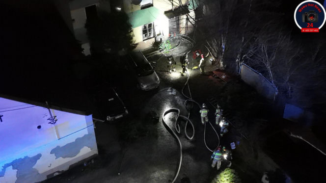 Pożar w Pruszkowie. Spłonęło mieszkanie, jedna osoba w szpitalu