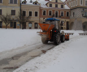 Rynek w Tarnowie pod śniegiem. W akcji pługopiaskarka MPGK