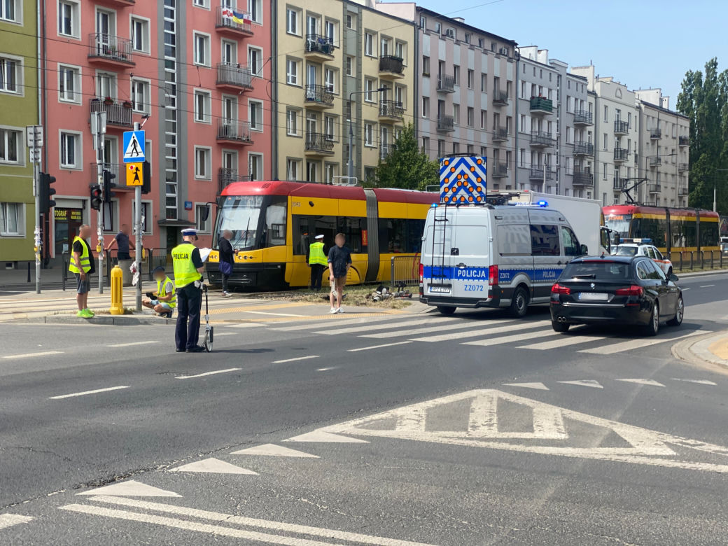 Wypadek na Grochowskiej w Warszawie. Auto zablokowało ruch tramwajowy