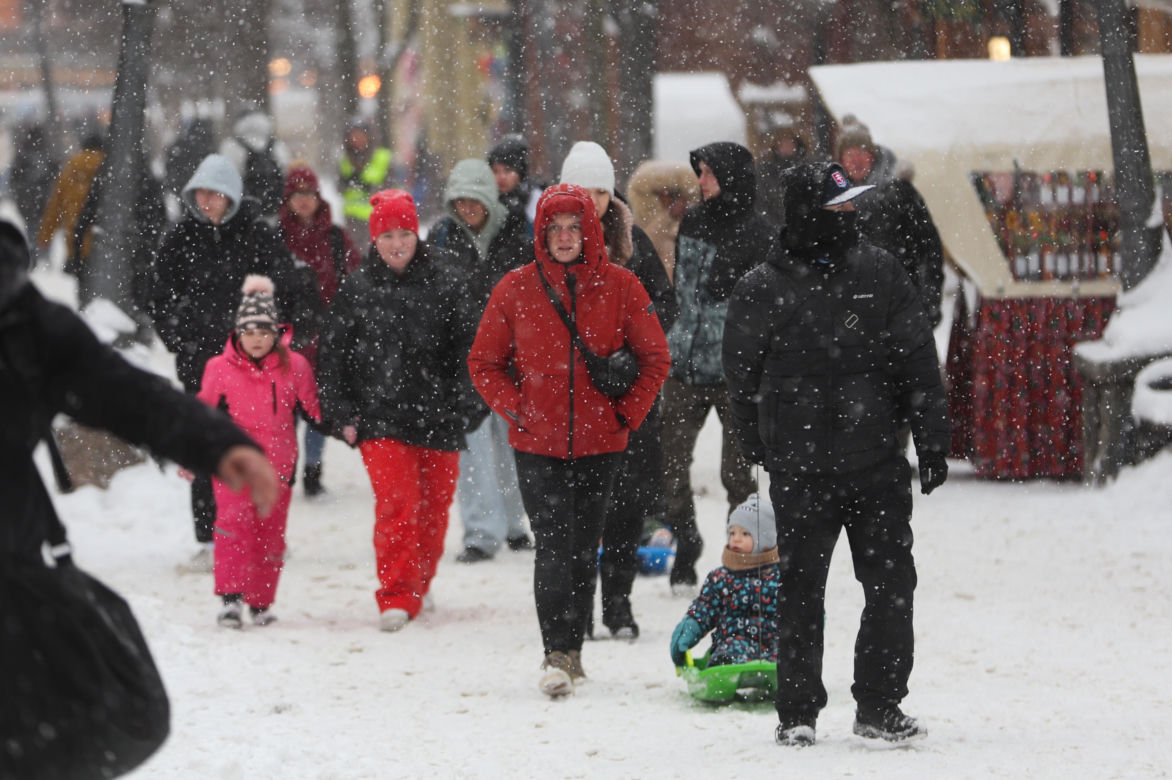 Zakopane pod śniegiem. Miasto ma problem z opadami