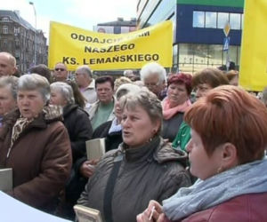 Wierni z Jasienicy przyjechali bronić księdza Lemańskiego
