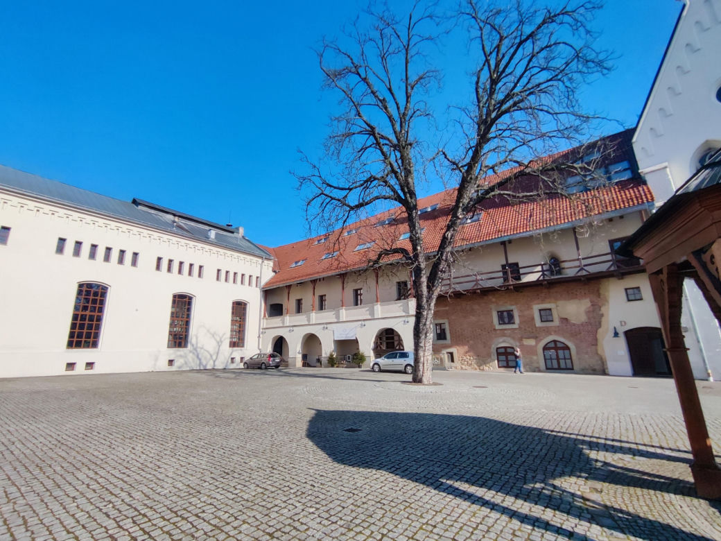 To miasto w województwie śląskim było stolicą. Znajduje się w nim perła śląskiego gotyku