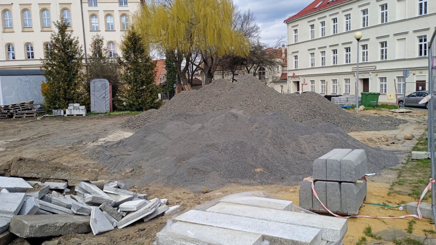 Modernizacja placu Słowiańskiego w Zielonej Górze. Jak przebiegają prace?