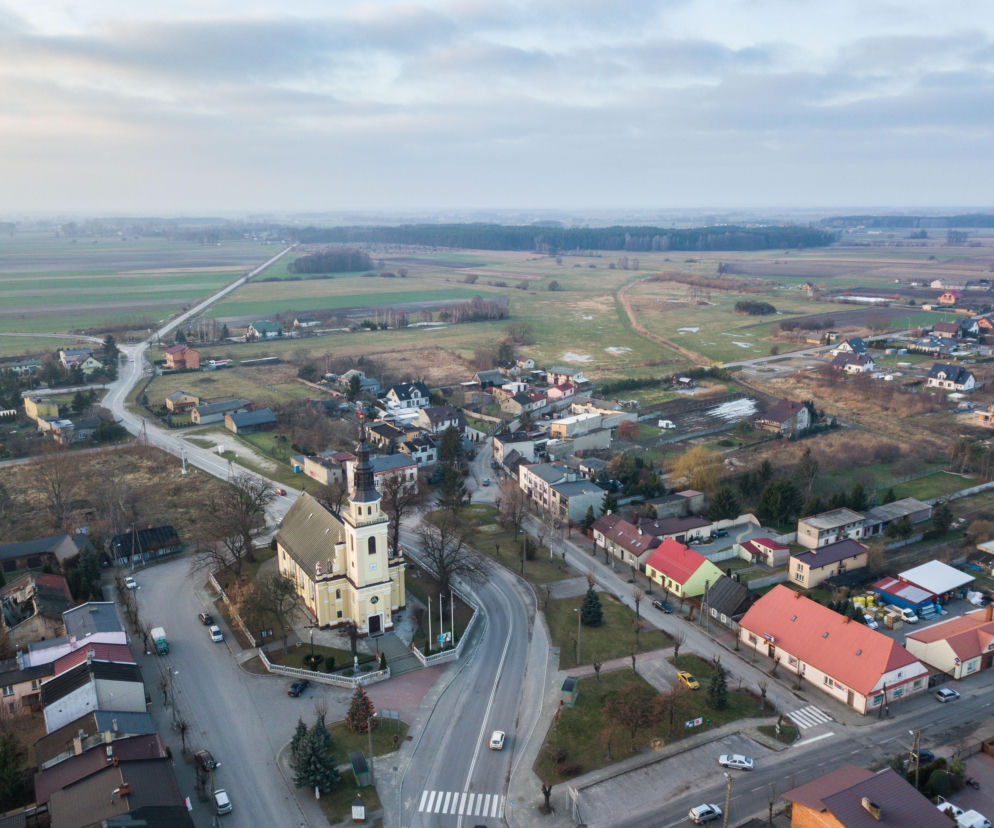 To najmłodsze miasto w województwie łódzkim. Zachwyca najpiękniejszym rynkiem w regionie