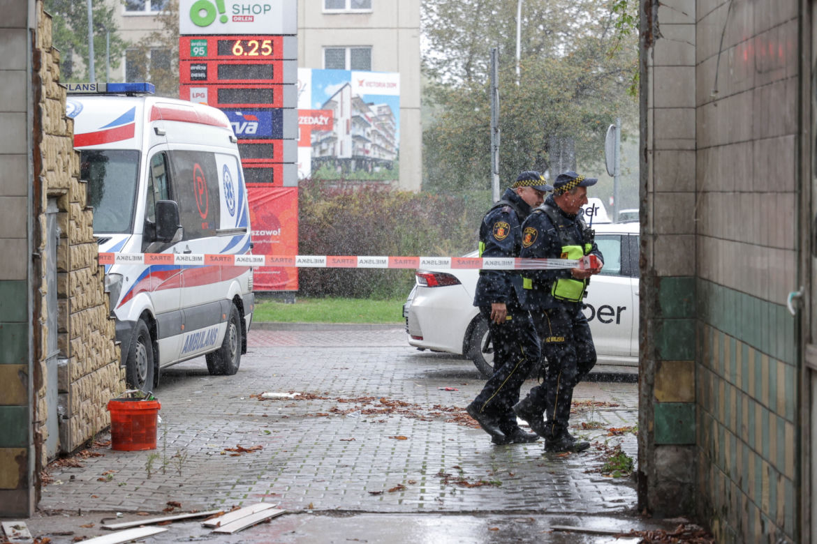 Interwencja Straży Miejskiej na Pradze-Południe. Funkcjonariusze profesjonalnie zajęli się osobą bezdomną, która potrzebowała pomocy