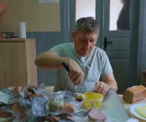 Rolnicy. Podlasie. Andrzej z Plutycz pokazał, jak teraz mieszka. W oczy rzuca się salon z telewizorem