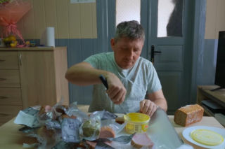 Rolnicy. Podlasie. Andrzej z Plutycz pokazał, jak teraz mieszka. W oczy rzuca się salon z telewizorem