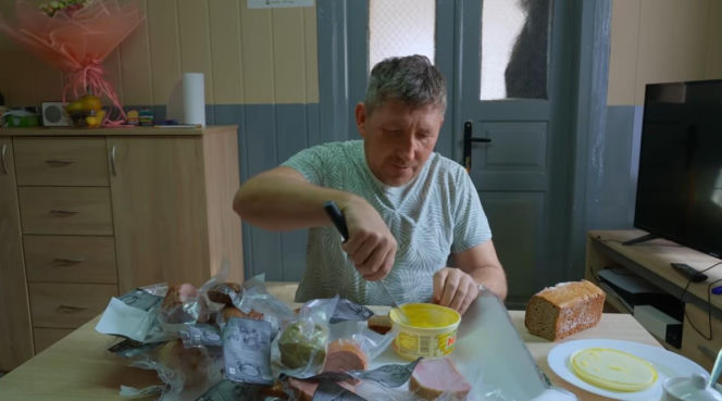 Rolnicy. Podlasie. Andrzej z Plutycz pokazał, jak teraz mieszka. W oczy rzuca się salon z telewizorem