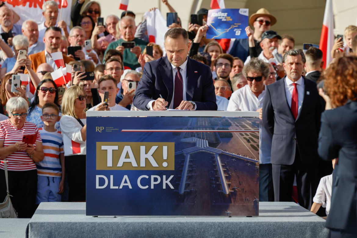 Pierwsza decyzja prezydenta Nawrockiego. W Kaliszu podpisał ustawę o powrocie do "starego" CPK
