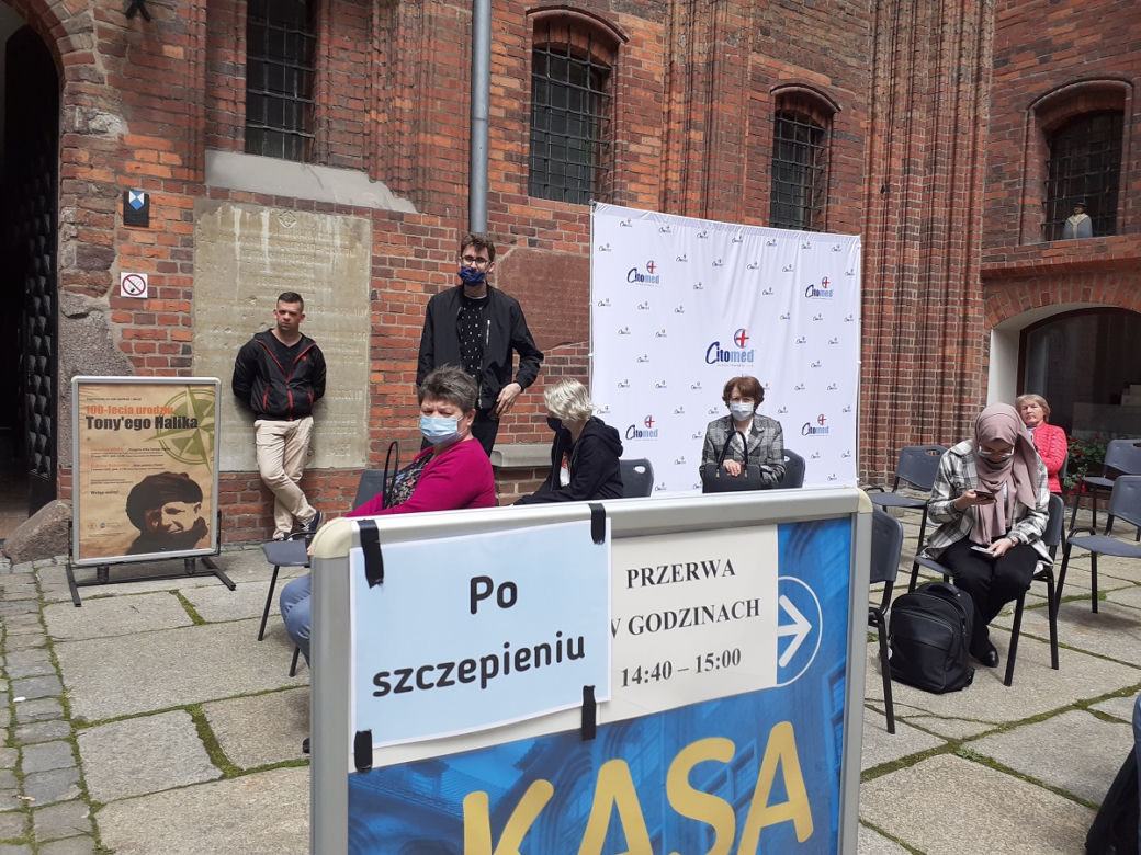 Szczepienia Citomedu na dziedzińcu muzeum
