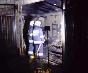 Tczów: Doszczętnie spalony samochód w garażu