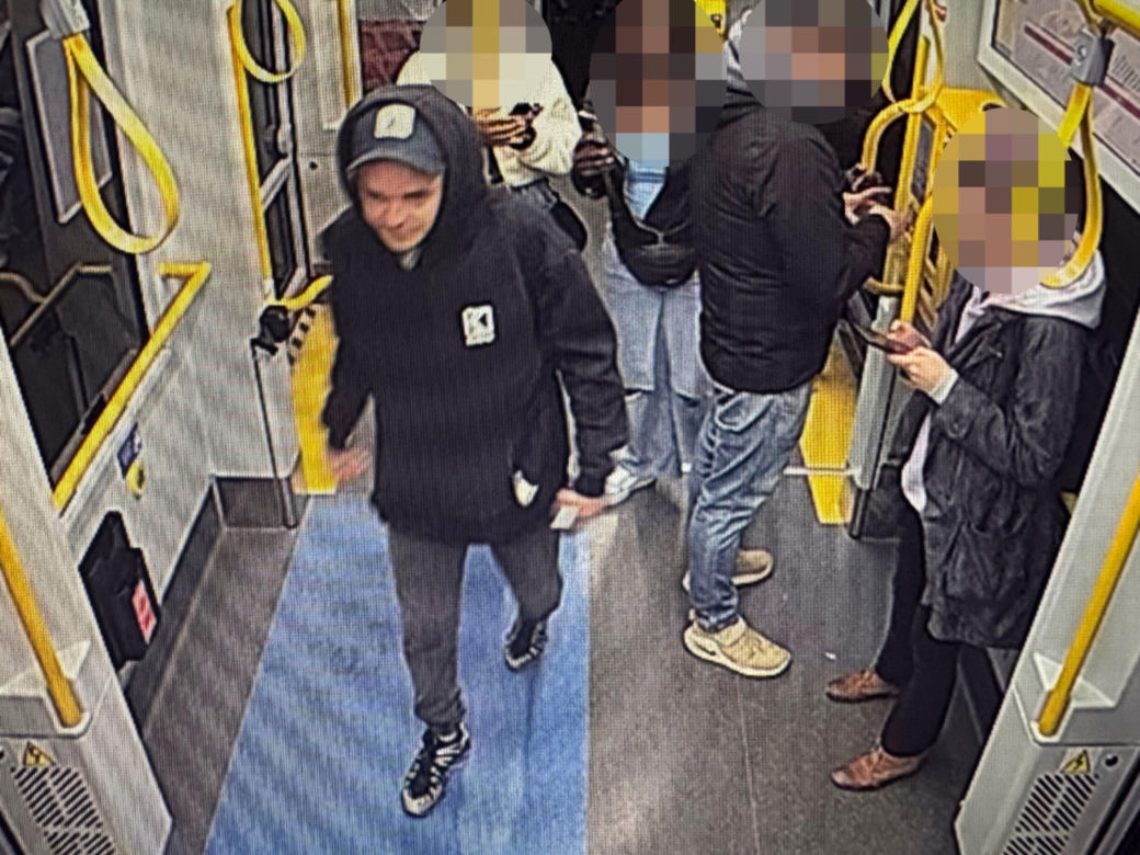 Znokautował pasażera w tramwaju i spokojnie usiadł obok. Policja szuka tego mężczyzny