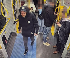 Znokautował pasażera w tramwaju i spokojnie usiadł obok. Policja szuka tego mężczyzny