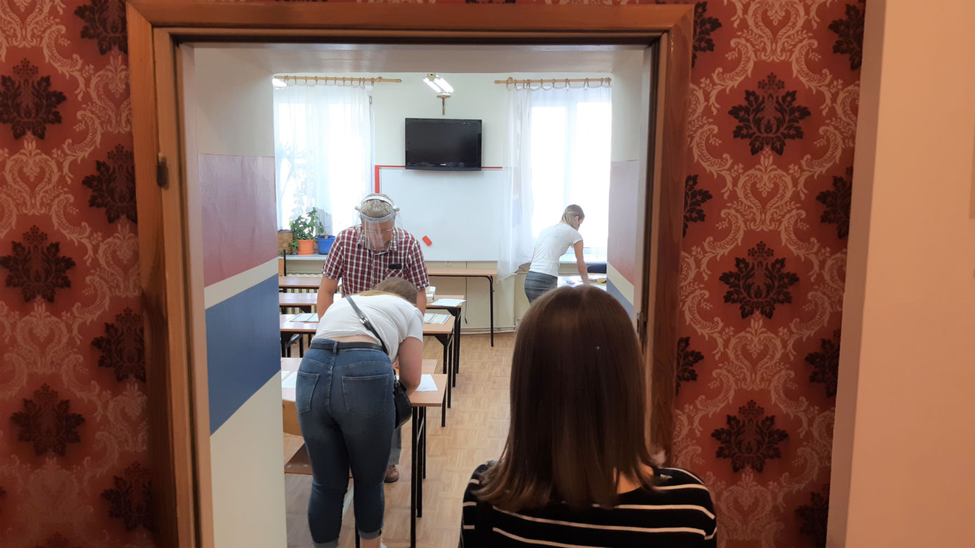 Maturzyści odbierają świadectwa