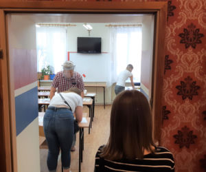 Maturzyści odbierają świadectwa