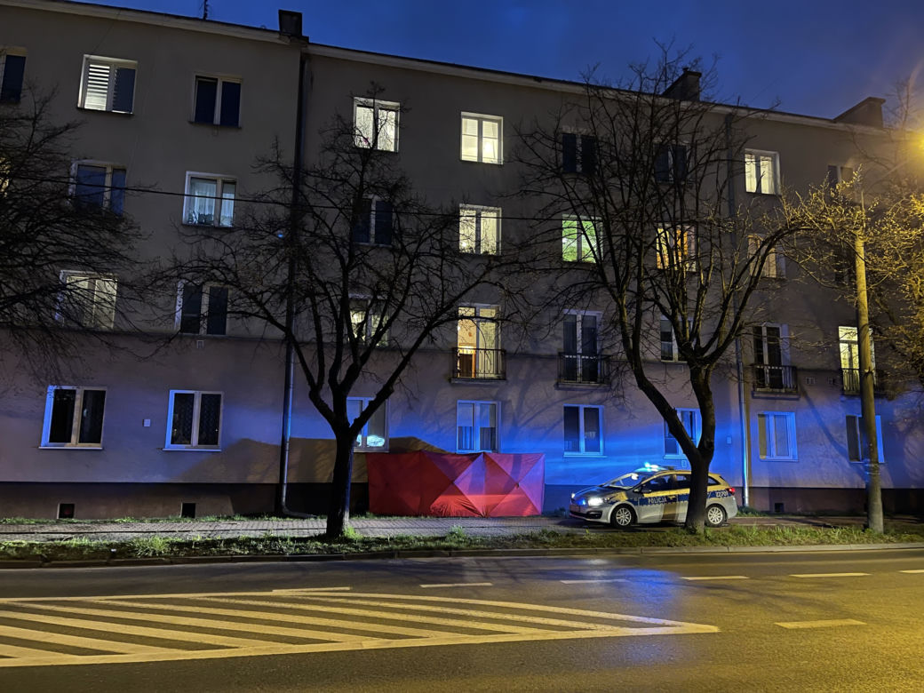 Makabra w Pruszkowie. 82-latek runął z pierwszego piętra. Nie żyje